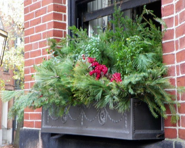 Boston Brownstone Holiday Flair - Fine Gardening