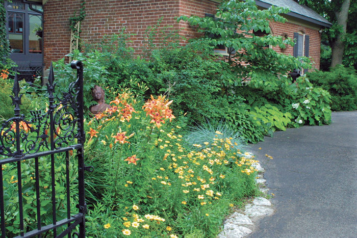 curved foundation plantings