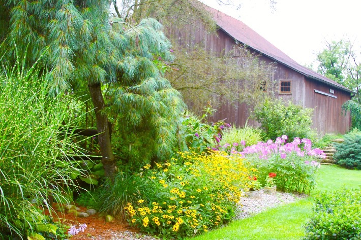 A garde in front of an old barn