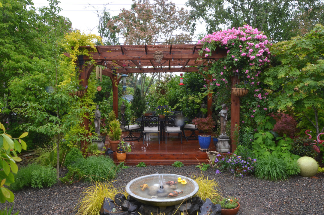 gravel courtyard and pergola