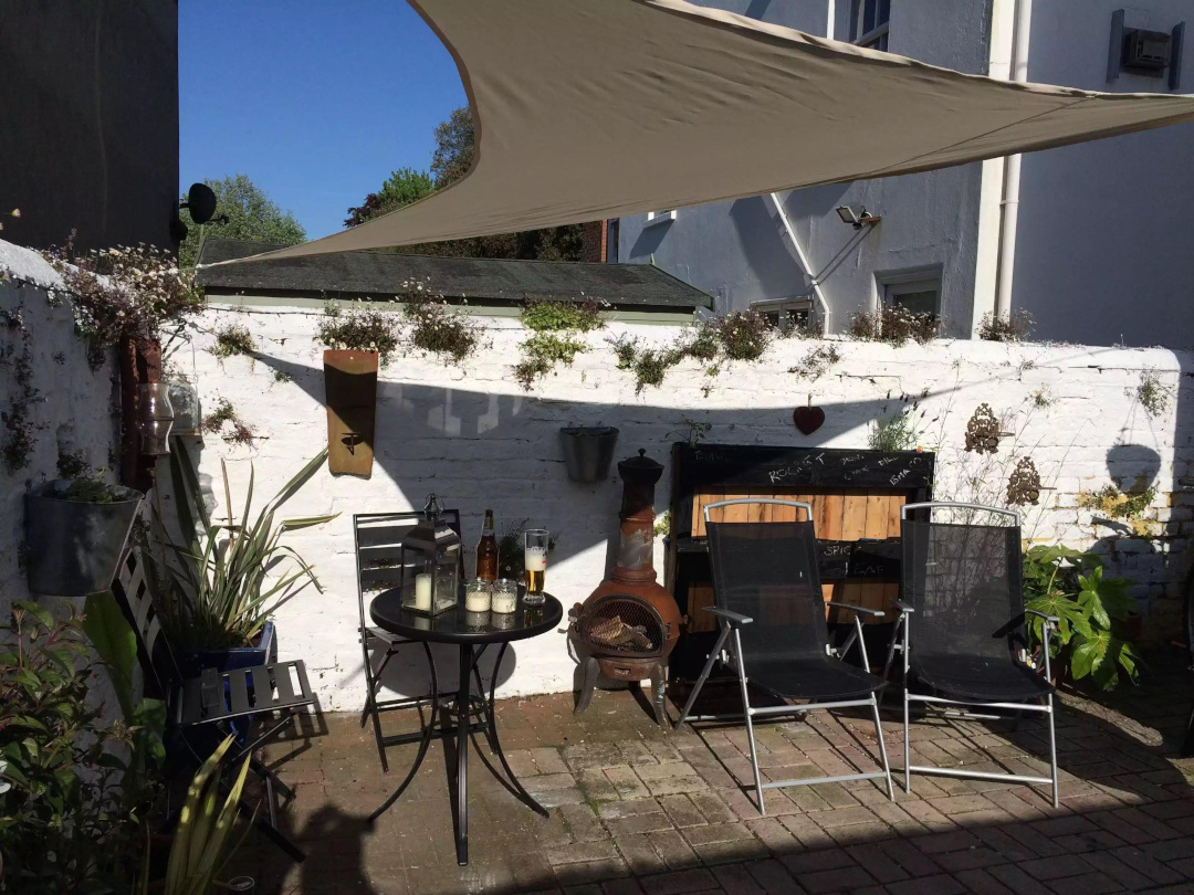 Patio antes de remodelar con pequeñas plantas en macetas