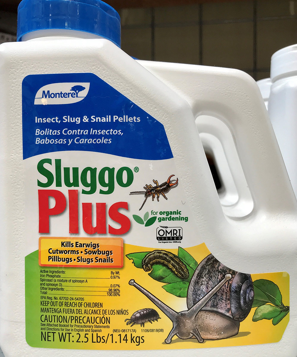 Primer plano de una botella de Sluggo Plus