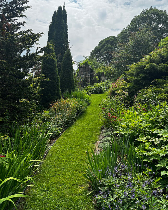 Teresa's Secret Garden in New York - Fine Gardening, image size:700x875