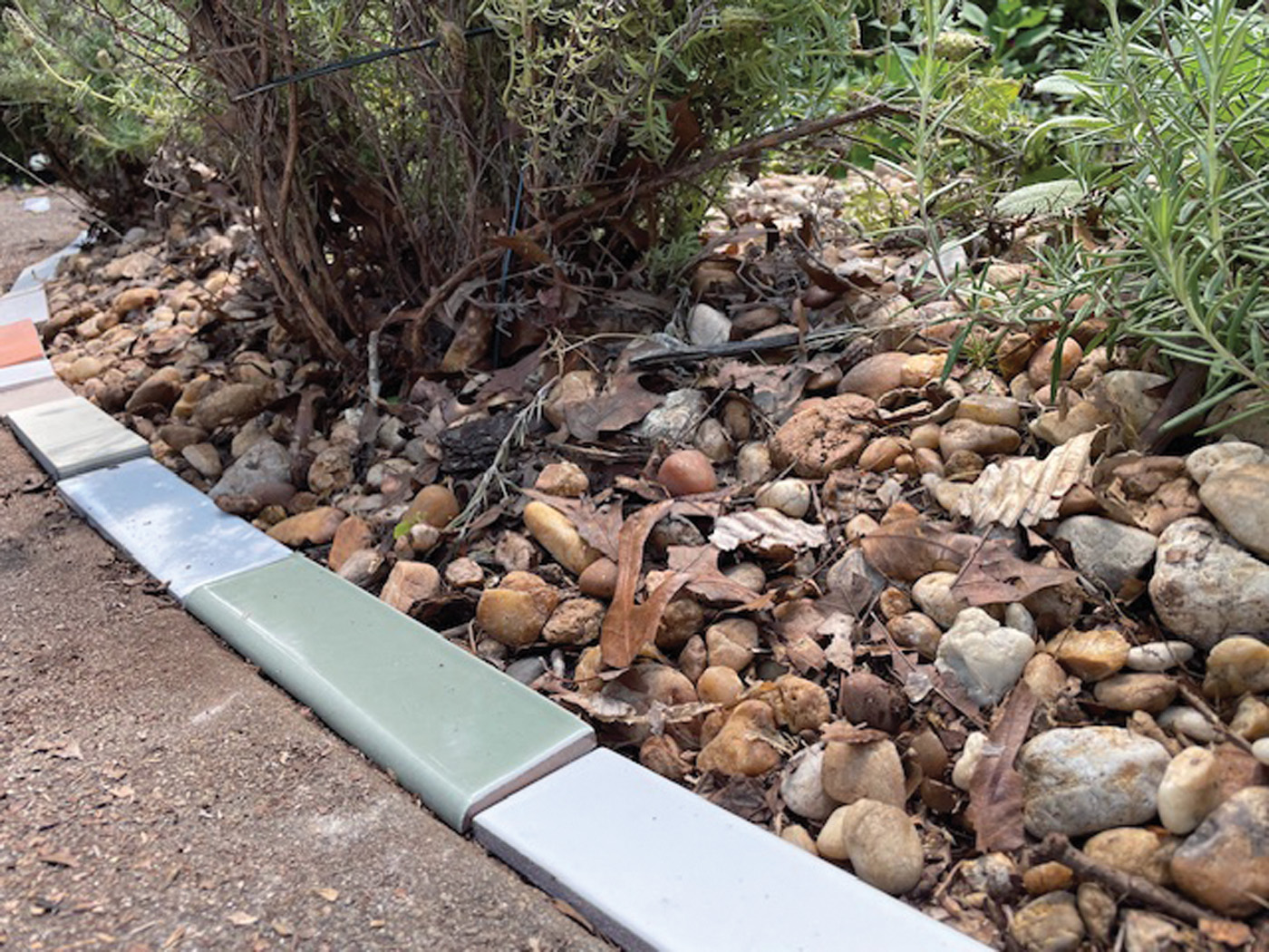 Baldosas para bordes de jardín de Caroline Lontoc-Diaz