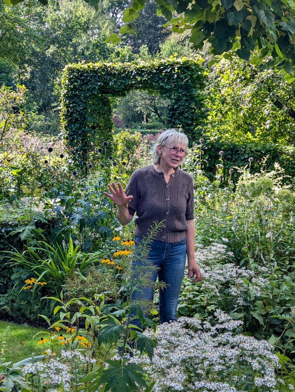 Marieke Nolsen, Dutch garden, garden room, ivy-covered opening, perennial border, Landgoed Den Treek-Henschoten