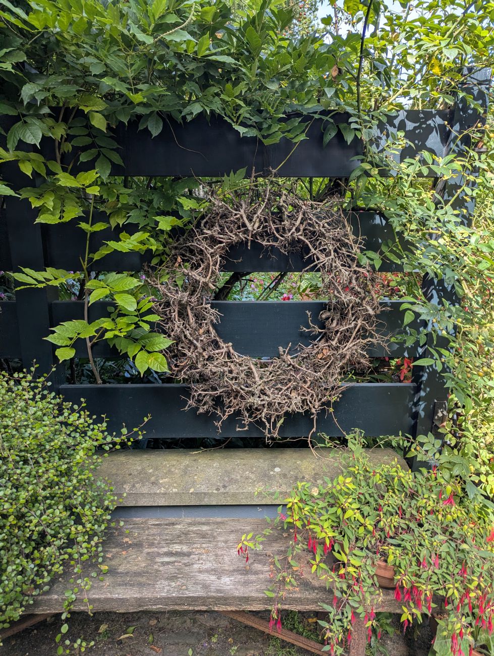 natural wreath, vine-covered garden gate, botanical wreath, garden entrance, floral design, Dutch garden